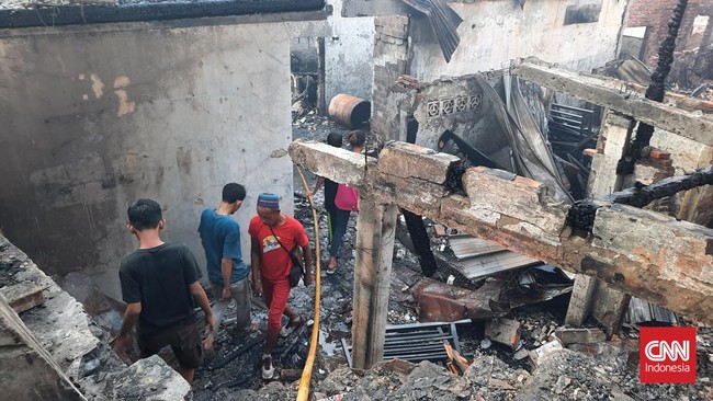 Seorang ibu duduk lemas di depan tokonya yang hangus terbakar, Ada pula yang melamun kosong di depan rumah. Beberapa dari mereka bahkan tampak menangis.
