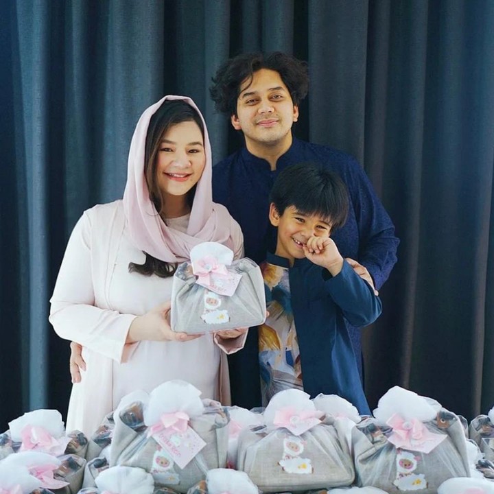 <p>Lama tak terlihat, melalui media sosialnya Eriska membagikan potret bersama keluarga kecilnya saat menggelar tasyakuran kehamilannya yang ke-7 bulan. (Foto: Instagram @eriskarein)</p>