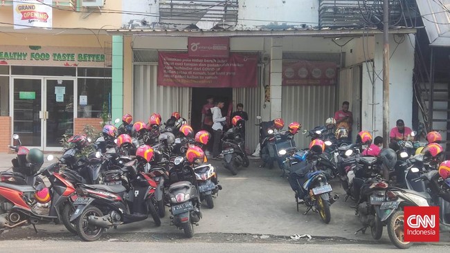 Paket-paket menggunung jelang Lebaran. Riskamil (29), sempat mengantarkan 180 paket sehari saat Ramadan.
