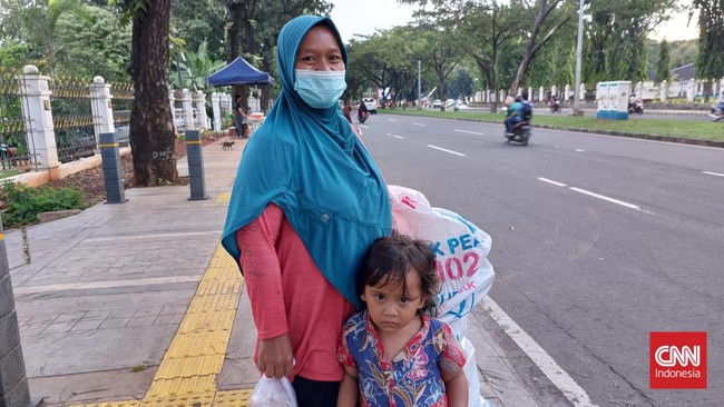 Bagi Heri (37), Idulfitri berarti menahan rindu. Sudah 15 tahun ia tak pulang ke kampung halamannya, memulung di Jakarta.