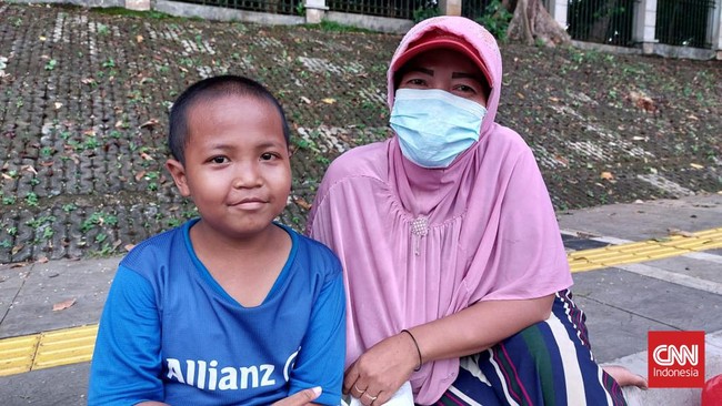 Bagi Heri (37), Idulfitri berarti menahan rindu. Sudah 15 tahun ia tak pulang ke kampung halamannya, memulung di Jakarta.
