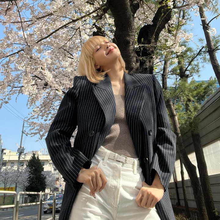 <p>Ingin coba gaya lebih unik? Tak ada salahnya tampil sedikit <em>nyentrik</em> dengan gaya rambut pendek berwarna blonde seperti Lisa BLACKPINK. (Foto: Instagram @lalalalisa_m)</p>
