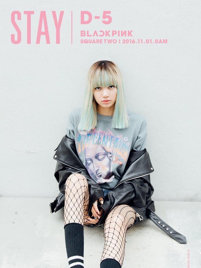 Lisa dari grup BLACKPINK terkenal suka mengganti warna rambut. Namun yang paling fenomenal yaitu rambut warna pastel blue highlight di teaser lagu ‘Stay’. Model ini pun langsung jadi trend./ Foto: koreaboo.com