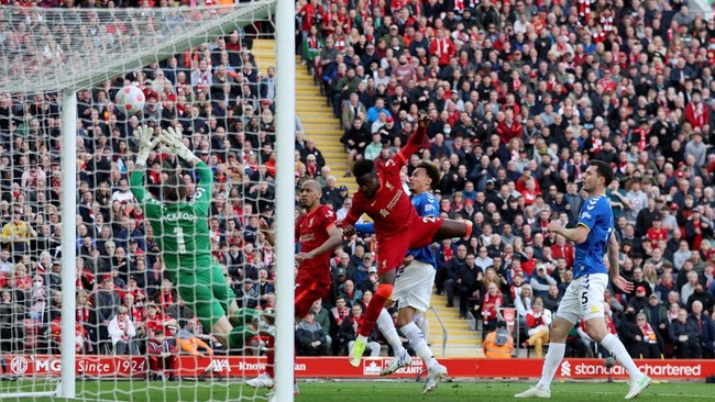 Divock Origi kembali mengambil peran penting dalam duel Liverpool lawan Everton pada laga Liga Inggris di Anfield, Minggu (24/4).