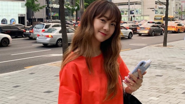Mengobati rindu penggemar, tahun 2022 ini Lee Yo Won kembali lewat drama Green Mothers Club yang ditayangkan JTBC dan Netflix. Para penonton mengaku takjub dengan penampilannya yang terlihat awet muda, terlebih dengan gaya rambutnya yang mengenakan poni./ foto: instagram.com/yowon_official