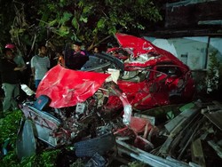 Mobil Tertabrak KA 3 Orang Tewas Nekat Terabas Perlintasan Tak Berpalang Pintu