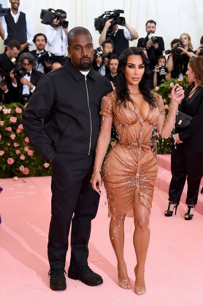 Outfit Kanye West di Met Gala 2019 mungkin sangat mencirikan personal style miliknya––gaya minimalis dan terkesan laidback––tapi terlalu informal untuk red carpet Met Gala. Foto: pinterest.com/POPSUGAR