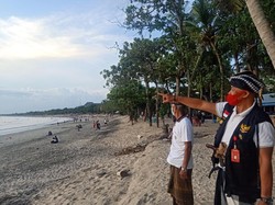 Pecalang-Prajuru Adat Diturunkan Awasi Pantai Kuta Pasca Bule Viral