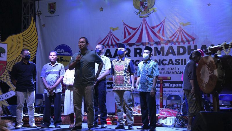 Pemkot Semarang bersama Kodim 0733 BS/Semarang menggelar Bazaar Ramadan Kampung Pancasila di Lapangan Garnisun Kalisari Semarang.