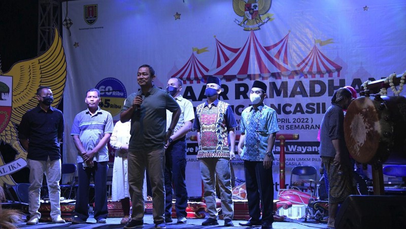 Pemkot Semarang bersama Kodim 0733 BS/Semarang menggelar Bazaar Ramadan Kampung Pancasila di Lapangan Garnisun Kalisari Semarang.