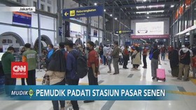 VIDEO: Pemudik Padati Stasiun Pasar Senen