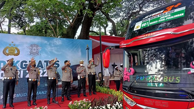 Polda Metro Jaya melepas keberangkatan 13 bus yang mengangkut 504 peserta Mudik Gratis Polri 2022 dari Gelora Bung Karno, Jakarta, Senin (25/4).