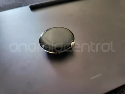 Wujud Google Pixel Watch Bocor Akibat Tertinggal di Restoran