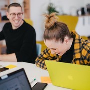 5 Hal Penting Ini Perlu Dipertimbangkan Sebelum Jadian dengan Teman Satu Kantor, Catat Beauties!