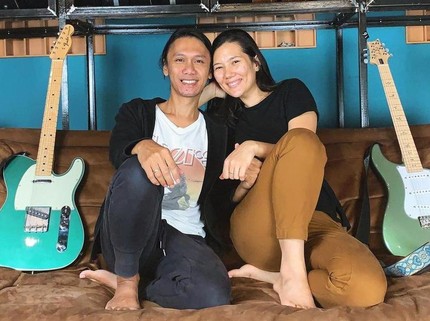 Terpopuler: Potret Sederhana Eross Sheila on 7 & Istri Mesra 14 Thn Nikah