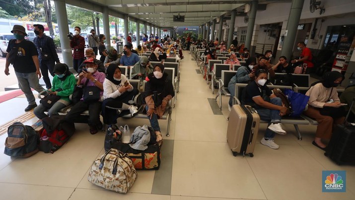 Sejumlah calon penumpang kereta api menunggu jadwal keberangkatan di Stasiun Pasar Senen, Jakarta, Senin (25/4/2022). (CNBC Indonesia/Andrean Kristianto)