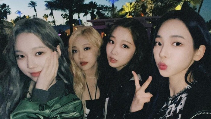 Selain jalan-jalan anggota Aespa juga ikut menikmati konser musik Coachella 2022. Mereka bersemangat melihat idolanya beraksi di panggung. Foto: instagram.com/aespa_official
