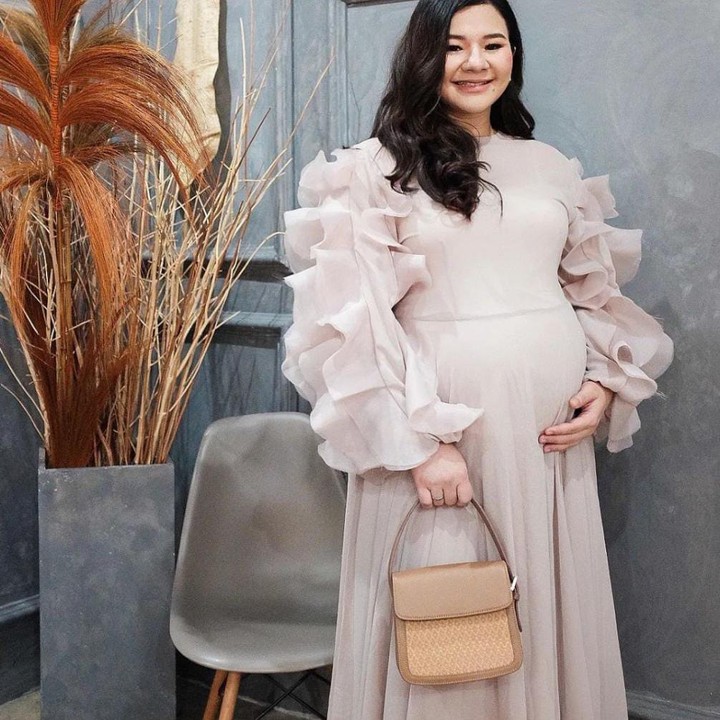 <p>Tampil cantik dengan balutan gaun, Eriska juga menampilkan perutnya yang semakin membesar. (Foto: Intagram @eriskarein)</p>