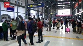 VIDEO: H-8 Lebaran, Stasiun Senen Dipadati Pemudik