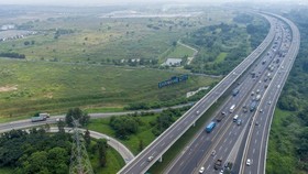 img-title Ruas Tol Jakarta-Cikampek Berpotensi Macet Imbas Perbaikan Jalan