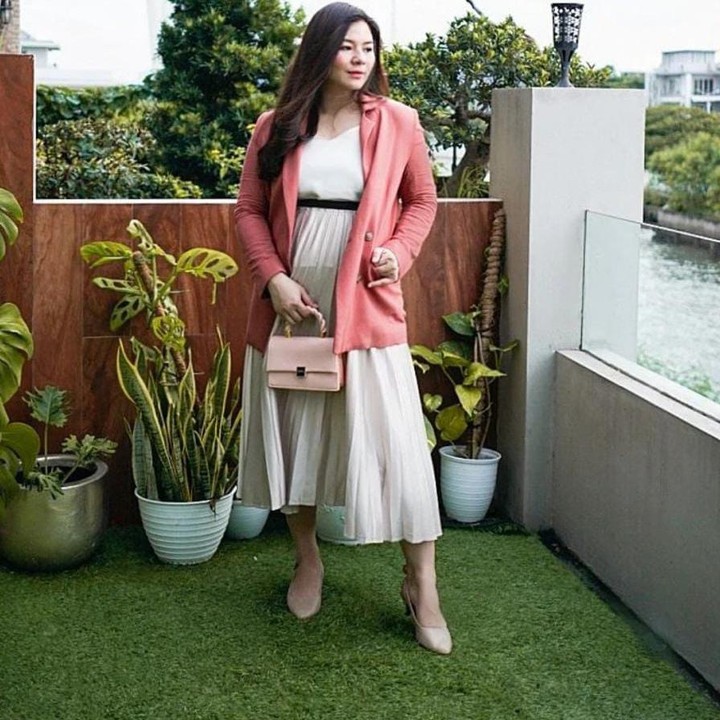 <p>Walaupun sedang berbadan dua, Eriska tidak kalah modis dari anak-anak remaja masa kini, nih Bunda. (Foto: Instagram @eriskarein)</p>