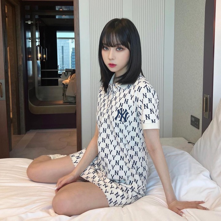 <p>Gaya rambut pendek dengan poni yang menutupi bagian dahi sedang menjadi tren di Korea Selatan. Banyak K-Pop idol, seperti Winter Aespa menerapkan gaya rambut ini. (Foto: Instagram @aespa_official)</p>
