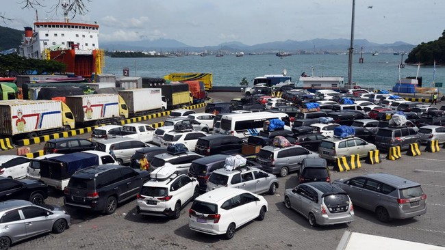 Sekretaris Badan Pengelola Jalan Tol (BPJT) Yongki Triono mengatakan tiket kapal ferry dari Merak menuju Bakauheni bisa dibeli di rest area Tol Tangerang-Merak.