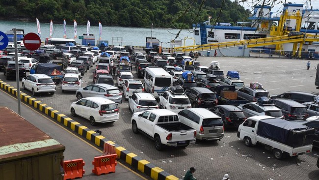 Presiden Jokowi mengimbau pemudik mobil yang menyeberang dari Pelabuhan Merak, Banten menuju Pulau Sumatera untuk memesan tiket online terlebih dulu.