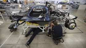 FOTO: Aston Martin Tancap Gas Produksi Kejar Ferrari