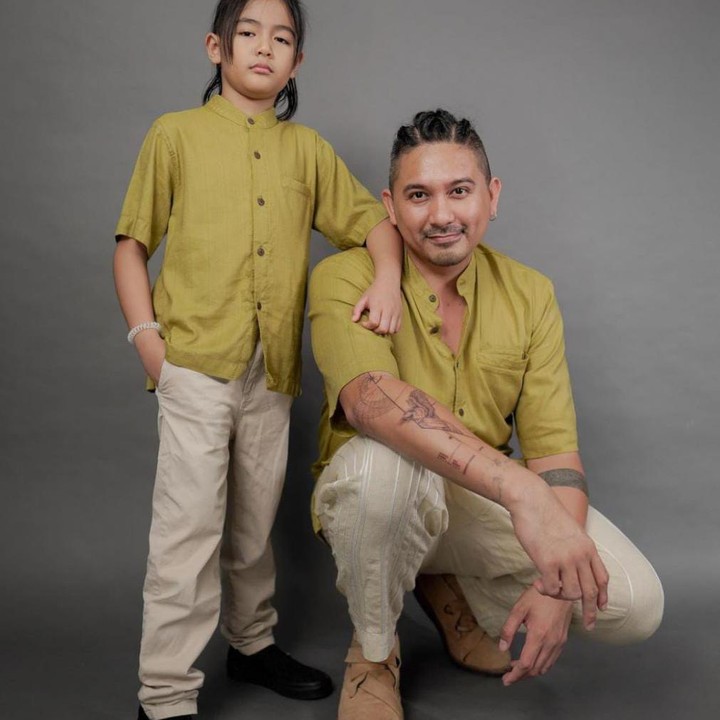 <p>Berpose dengan gaya kece dan rambut gondrong yang dikuncir membuatnya semakin mirip dengan Daddynya, ya Bunda. (Foto: Instagram @tail_wagging)</p>