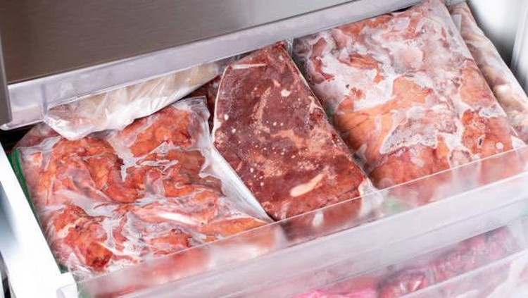 Freezer bisa dikatakan sebagai tempat penyimpanan makanan terbaik, termasuk daging ya, Bunda. Simak tips menyimpan daging di freezer agar awet yuk, Bunda.