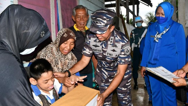 CTARSA Foundation kembali berkolaborasi dengan TNI AL melakukan kegiatan berbagi kebutuhan pokok kepada masyarakat di pulau kecil terluar.