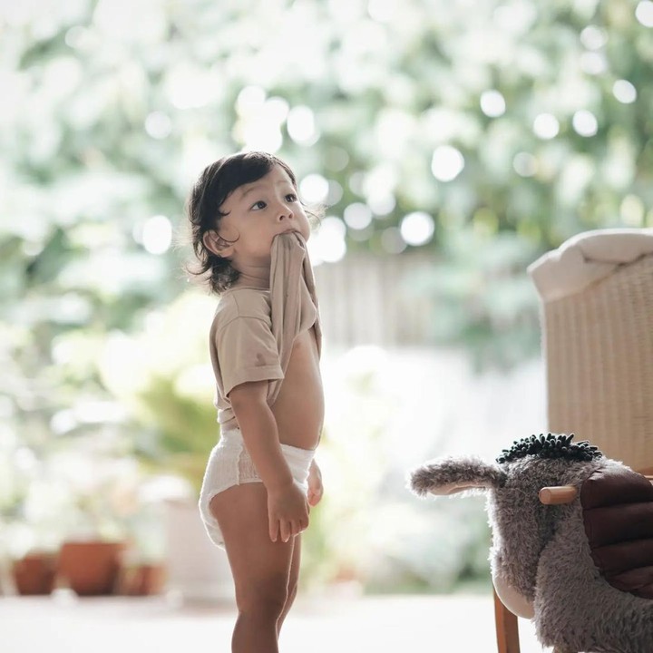 <p>Melalui media sosial masing-masing, keduanya kerap membagikan potret Bjorka dan Mars. Namun belakang, baby Mars menarik perhatian nih, Bunda. (Foto: Instagram @ringgoagus)<br /><br /><br /></p>