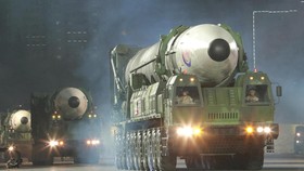 FOTO: Kim Jong-un Pamer Rudal Nuklir Hwasong di Parade Militer Korut