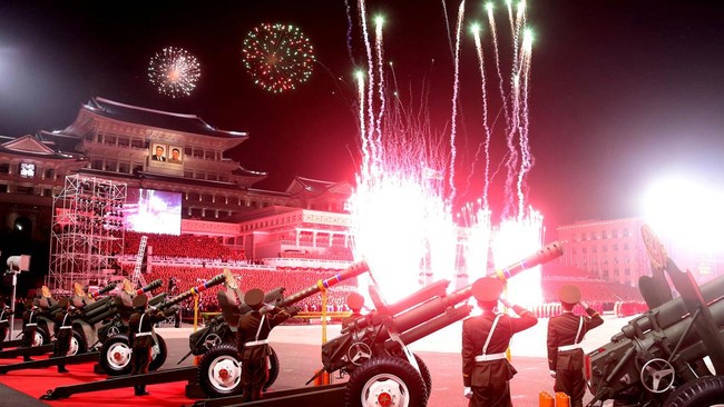FOTO: Kim Jong-un Pamer Rudal Nuklir Hwasong di Parade Militer Korut