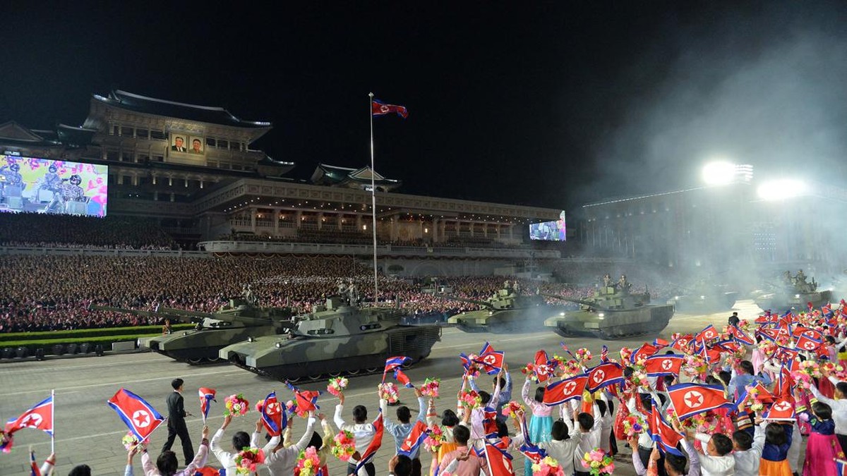 FOTO: Kim Jong-un Pamer Rudal Nuklir Hwasong di Parade Militer Korut