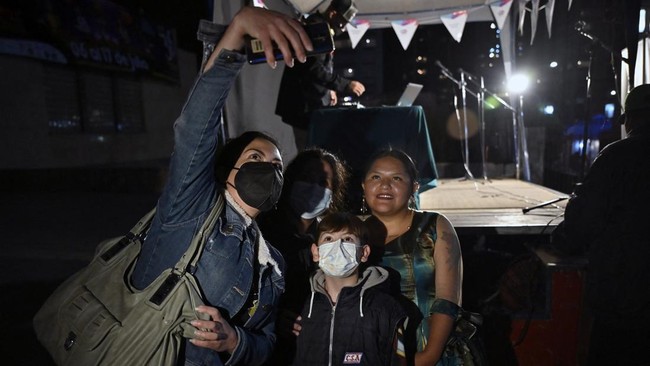 FOTO: Alwa, Rapper Perempuan Pertama Suku Aymara di Bolivia