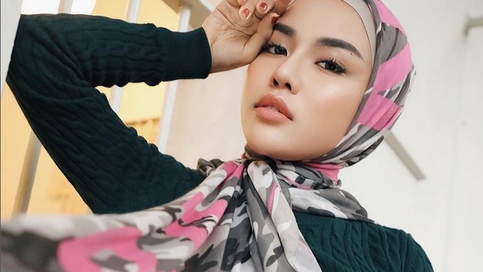Gaya Medina Zein yang kembali berhijab.