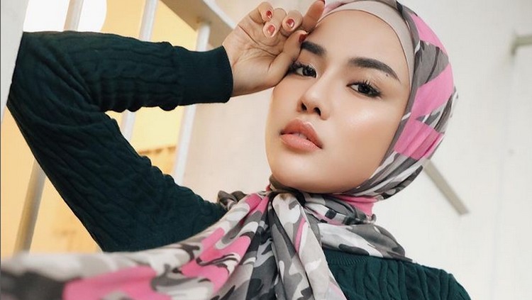 Gaya Medina Zein yang kembali berhijab. Gaya Medina Zein yang kembali berhijab.