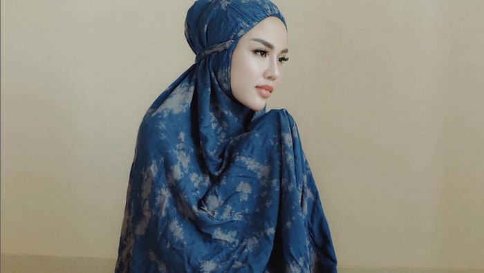 Gaya Medina Zein yang kembali berhijab.