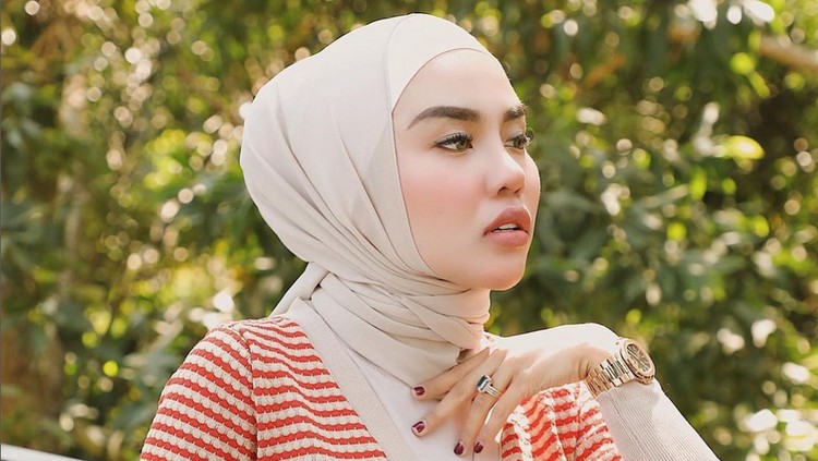 Gaya Medina Zein yang kembali berhijab. Gaya Medina Zein yang kembali berhijab.