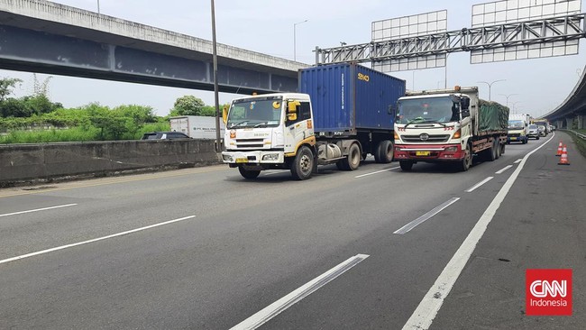 PT Jasa Marga melarang kendaraan jenis truk golongan 3-5 melintasi jalan tol selama arus mudik Lebaran 2023 kecuali truk pembawa BBM dan sembako.