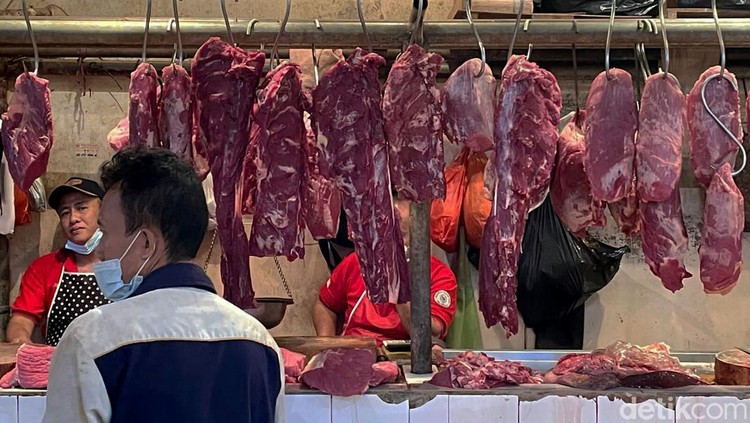 Harga daging sapi mulai merangkak naik menjelang lebaran. Meski begitu, daging sapi tetap diburu warga untuk persiapan menu makanan saat lebaran.