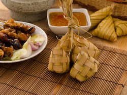 Ketupat dan Opor Ayam, Hidangan Ikonik yang Selalu Dinanti Saat Lebaran
