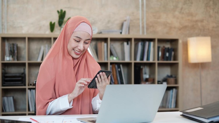Ilustrasi wanita hijab mengirim ucapan Idul Fitri lewat ponsel Ilustrasi wanita hijab mengirim ucapan Idul Fitri lewat ponsel