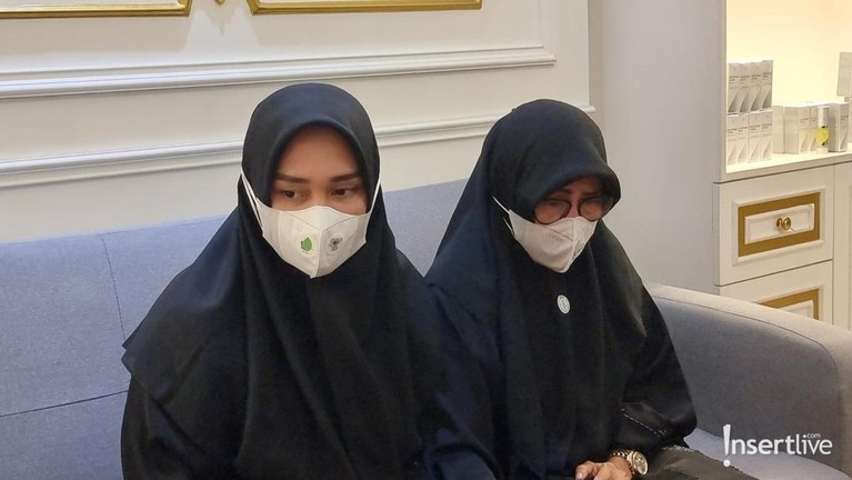 Istri Putra Siregar dan Ibunda Rico Valentino Istri Putra Siregar dan Ibunda Rico Valentino