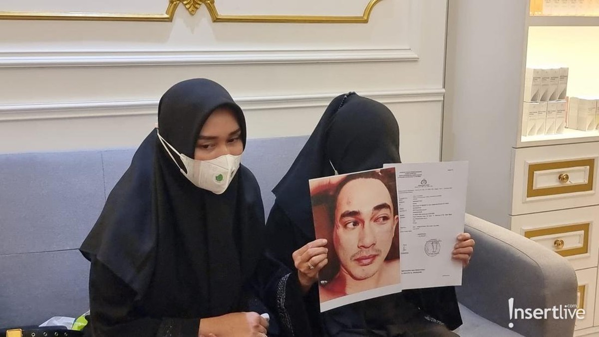 Istri Putra Siregar dan Ibunda Rico Valentino