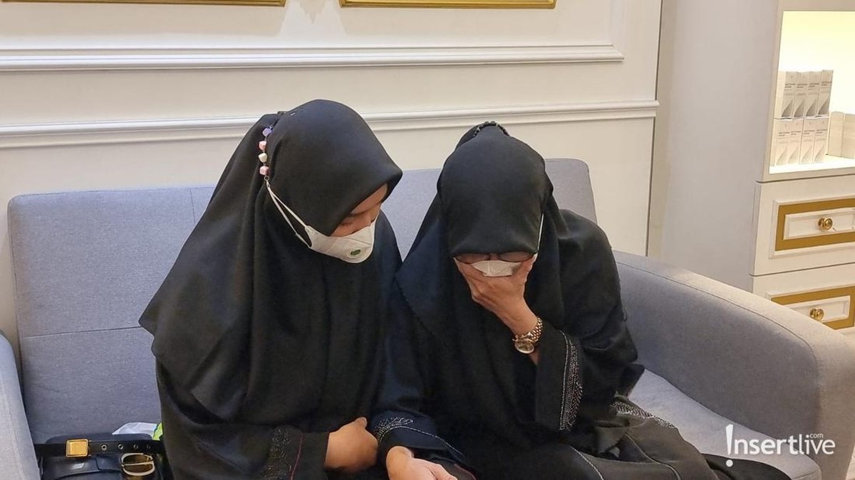 Istri Putra Siregar dan Ibunda Rico Valentino