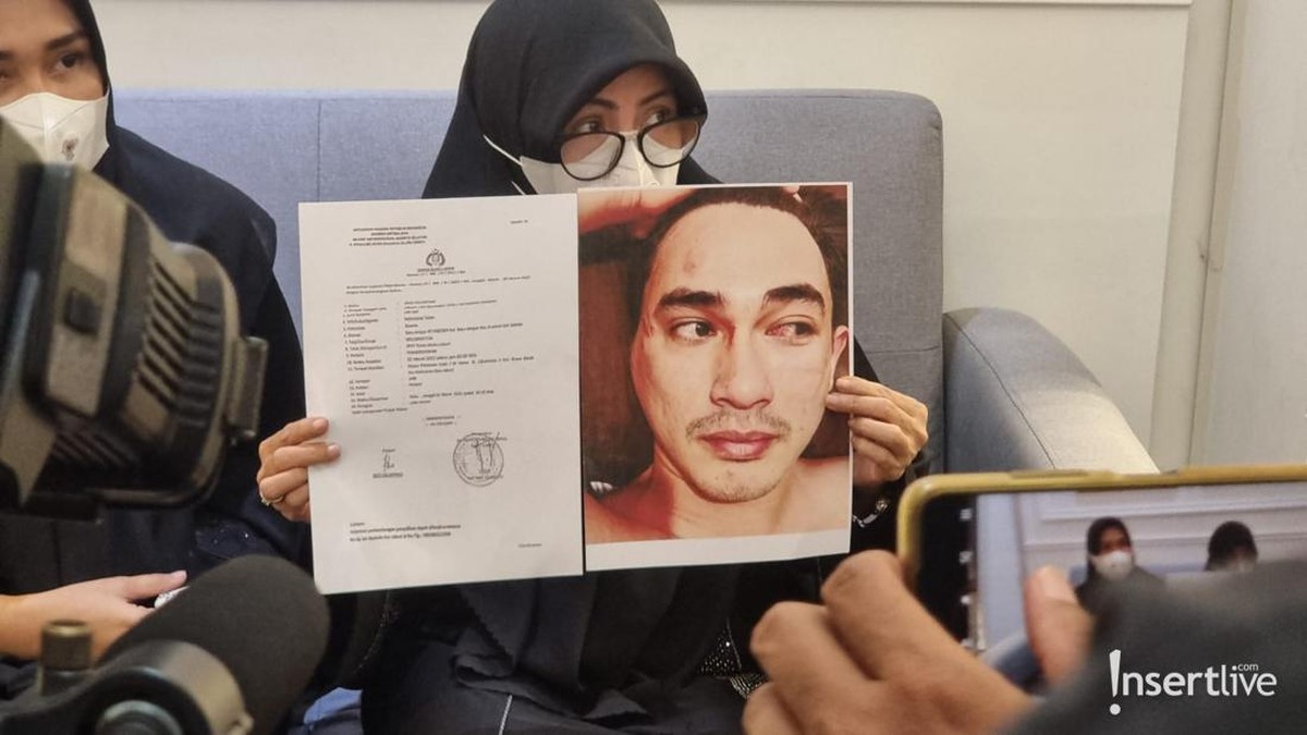 Istri Putra Siregar dan Ibunda Rico Valentino