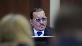 Johnny Depp Sebut Amber Heard Benci Paul Bettany